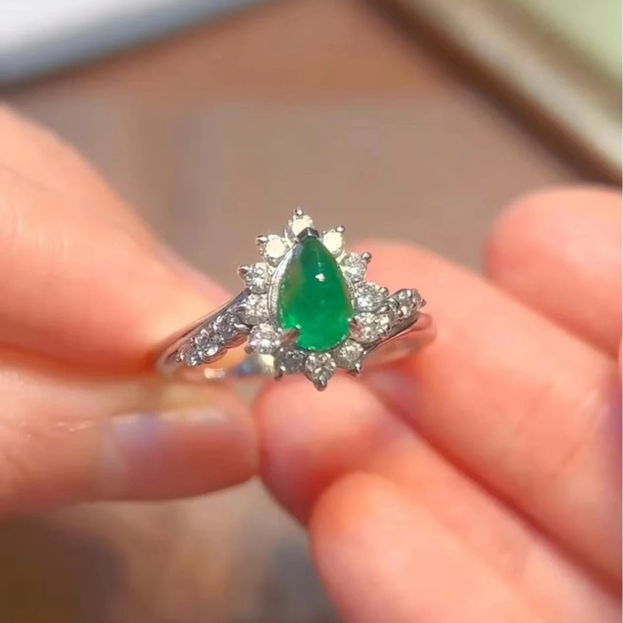 Hot Sale Exquisite Classic 18K White Gold Emerald Pear Cut Gemstone Ring for Women Engagement Party Wedding Anniversary Gift