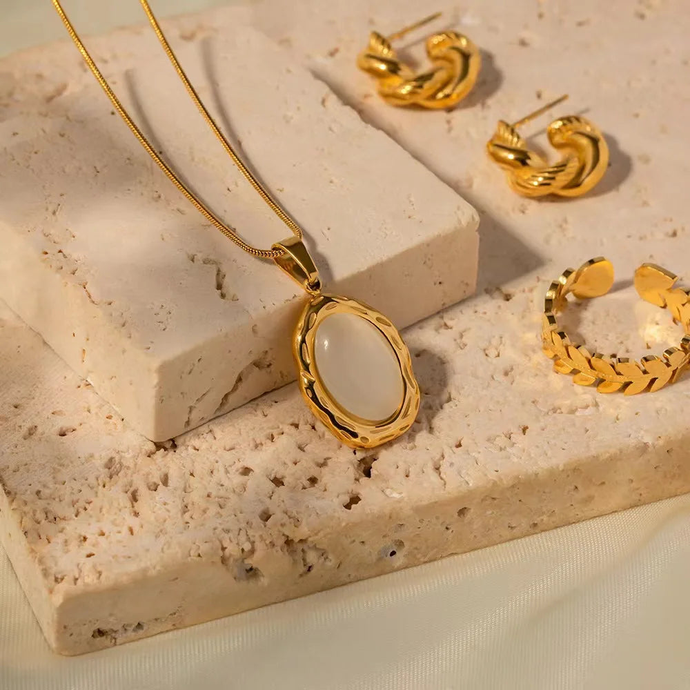 High End Non Tarnish 18k Gold Plated Stainless Steel Chokers Necklace Fashion White Natural Stone Oval Pendant Necklace