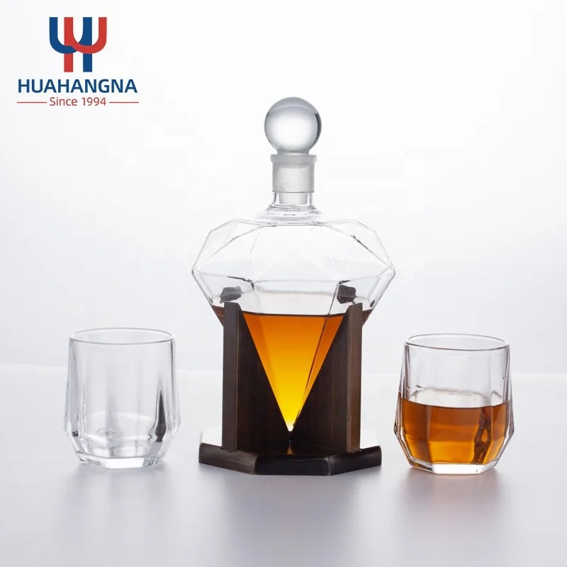 Elegant Custom Logo 25oz Hand Crafted Diamond Shape Glass Liquor Whiskey Decanter with 2 Glasses and Wooden Holder