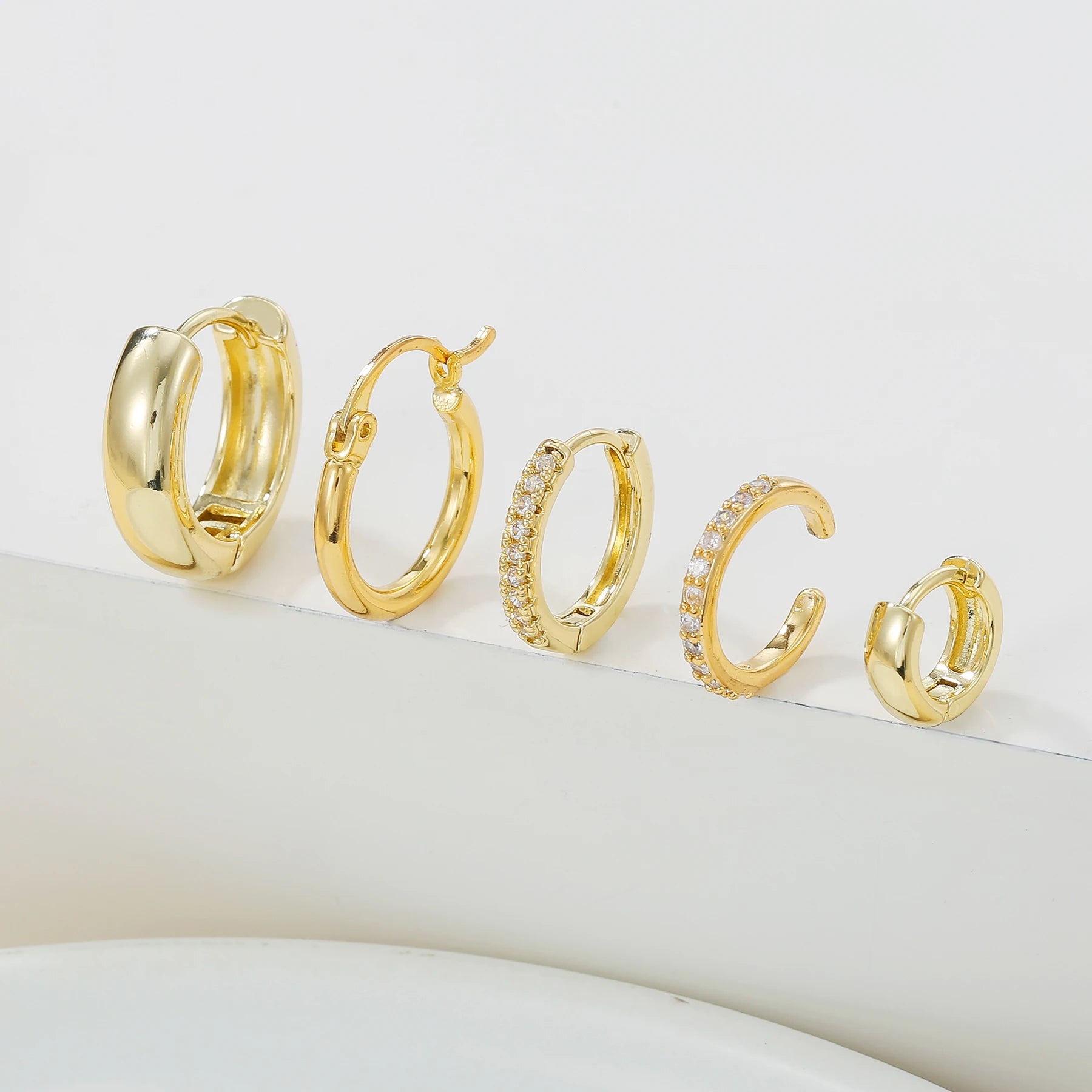 6Pcs Modern Huggie Hoop Earrings Professional 18K Gold Plated Timeless Design for Business Women Jewelry Set