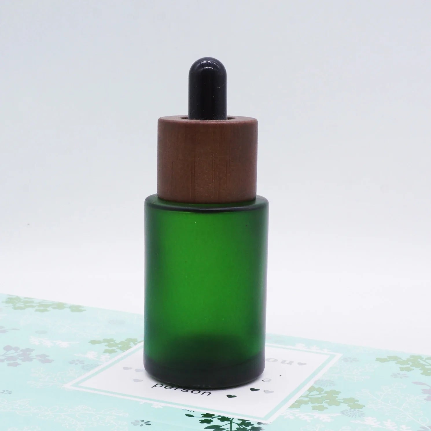 30ml Flat Shoulder Green Glass Dropper Bottle with Dark Woodedn Dropper for Essence Essential Oil