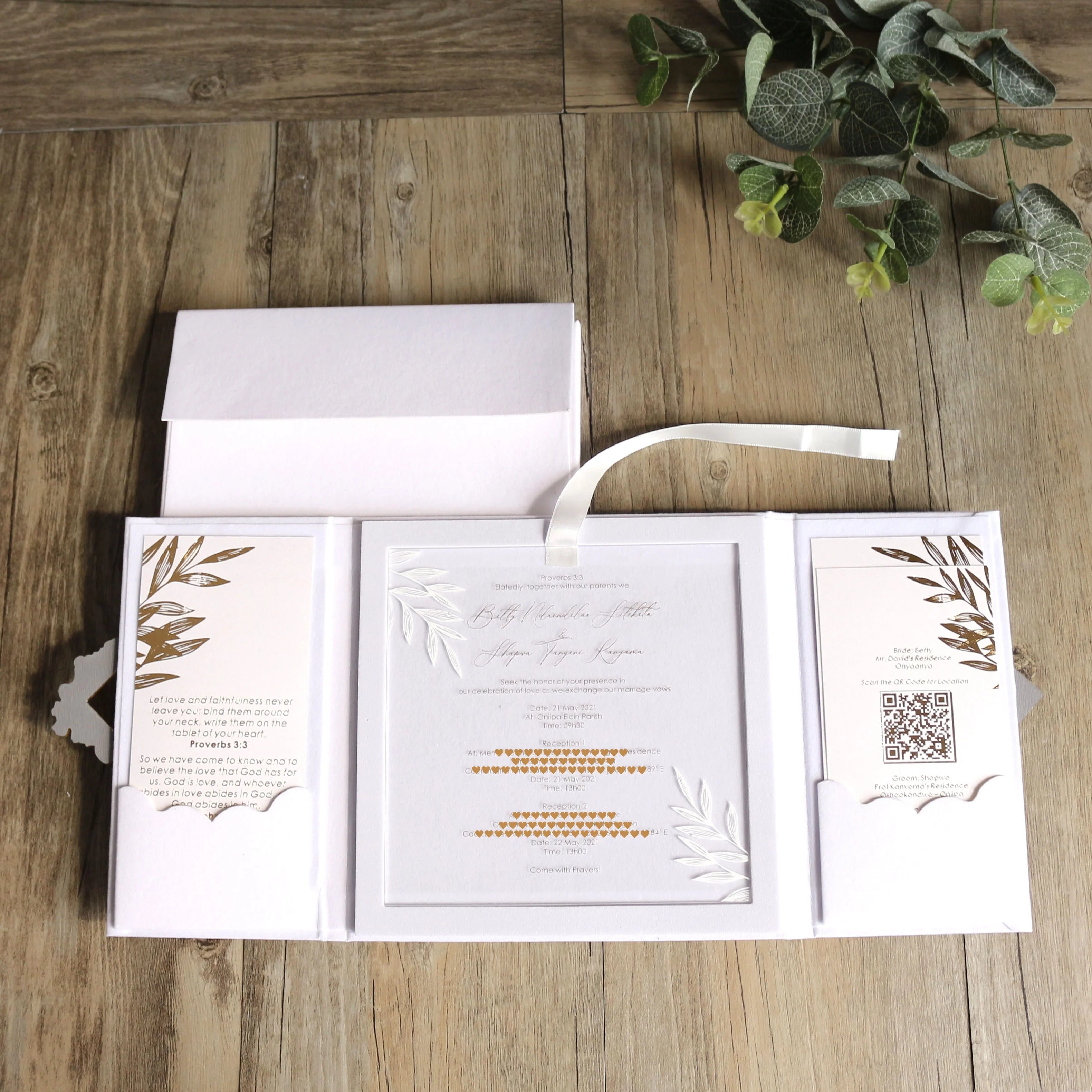 Romantic Folio White Velvet Hardcover Invitation Card Luxury Clear Acrylic Wedding Invitations Gold Initials RSVP Cards