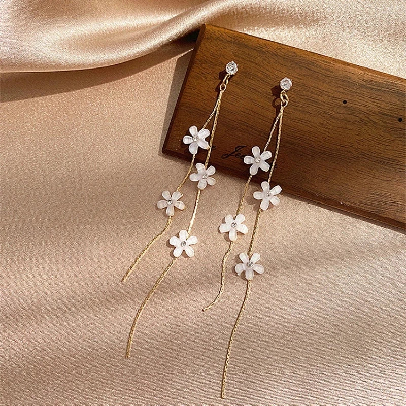 Fashion MInimalist Tassel Drop Earrings Tassel Flower Earrings White Daisy Flower Rhinestone Drop Earrings for Women