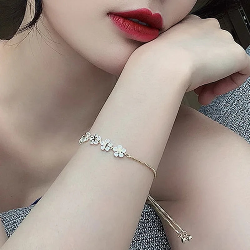 Lateefah OEM 2025 Hot Selling Pentagram Adjustable Rhinestone Crystal Flowers Bracelet