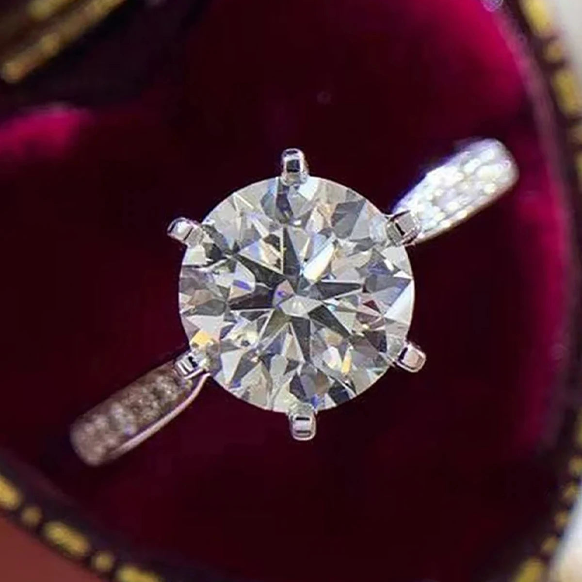 Huitan S925 Engagement Wedding Ring for Luxury Paved Full Simulated Moissanite Finger Ring 925 Sterling Silver for Women Jewelry