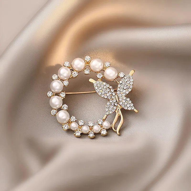 Exquisite Butterfly Lapel Flower for Women - Pearl Brooch with Anti-Slipping Clasp Bow Tie Design Unique Suit Accessory