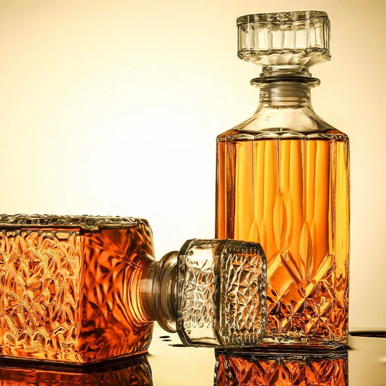 Factory Wholesale American Style 23oz 700 ml 300ml 500ml  450ml Crystal Glass Whiskey Decanter for Bar or Home