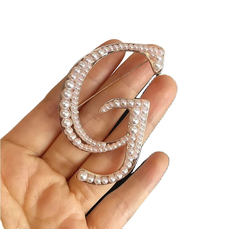 2026 Hot Sale Fashion Design Alloy Alphabet Brooch Pearl Letter Brooch Pins for Children's Gifts Parties Weddings Engagements