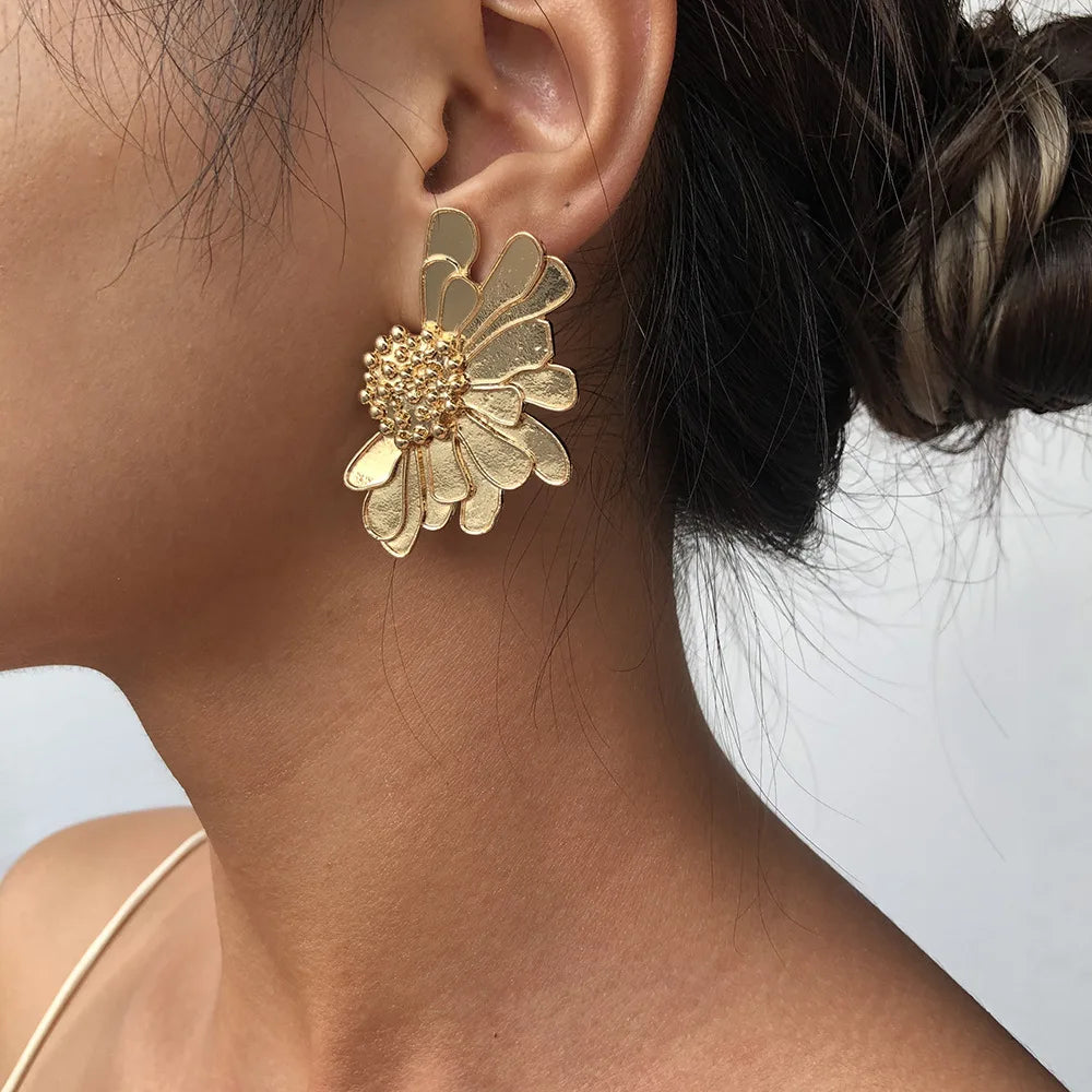 HANSIDON New Exquisite Metal Flower Earrings Exaggerated Large Daisy Flower Petal Stud Earrings for Ladies