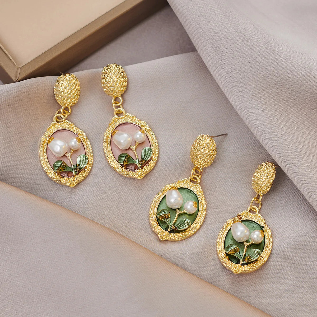 Vintage Jewelry Gold Plated Green Flower Drop Earrings Court Oil Painting Framed Baroque Pearl Flower Stud Earrings Women 2024