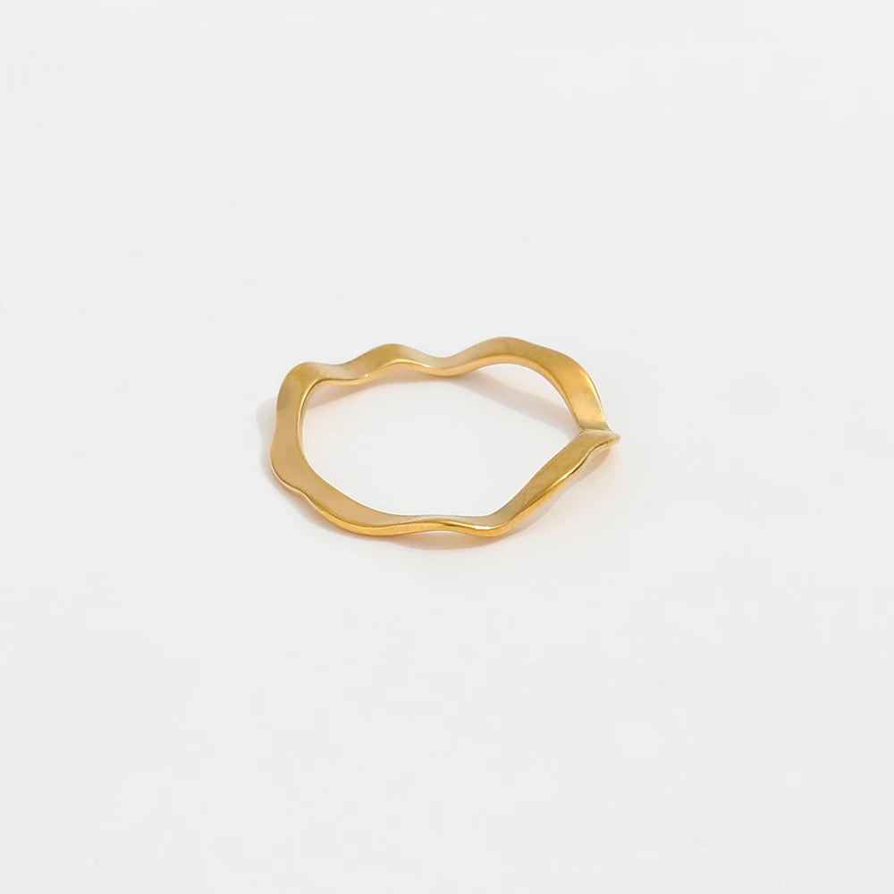 Trendy Simple 18K Gold Plated Stainless Steel Rings High End Plain Thin Waved Jewelry with Bezel Setting
