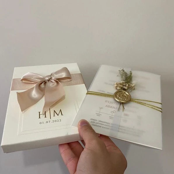 Luxury Velvet Vellum Paper Jacket Wrap Envelope Acrylic Wedding Invitation Box With Wax Seal and Dried Flowers