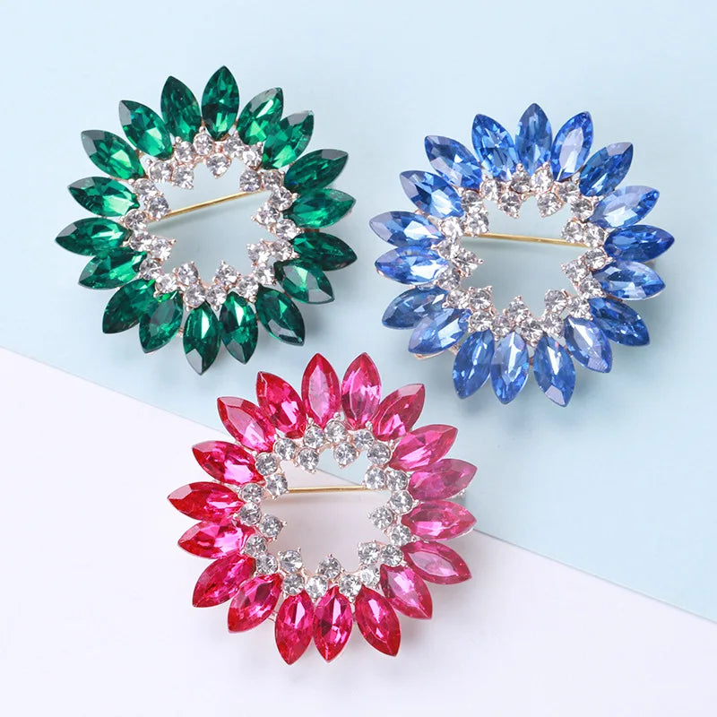 Wholesale Polychromatic Brooch Pins Fashionable Crystal Acrylic Flower Brooches Women's Wedding Decoration Alloy Material Bags