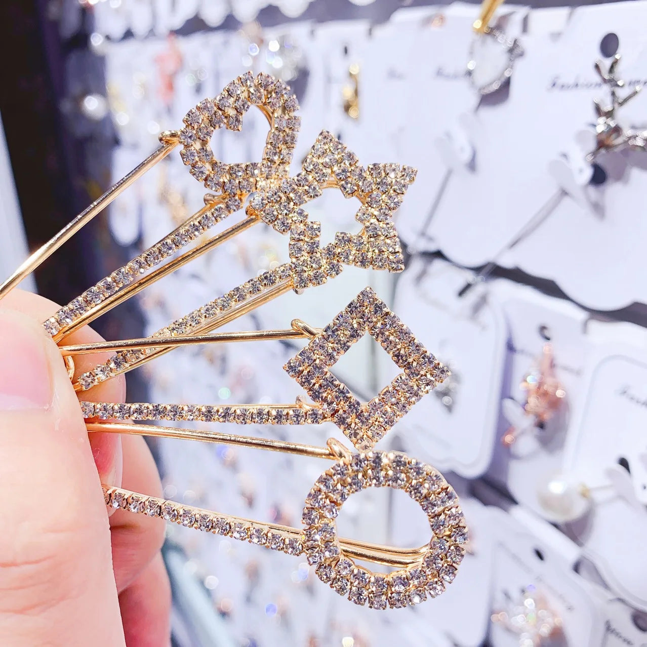Fashion Gold Crystal Brooch Pins Set for Women Sparkly Rhinestone Heart Star Safety Pin Brooches for Scarf Coat Decoration