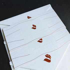 Custom Classic Gold Foil Luxury Papercraft Invitation Cards Embossed Logo Blind Deboss Text Foil Edge Paper Envelopes for Events