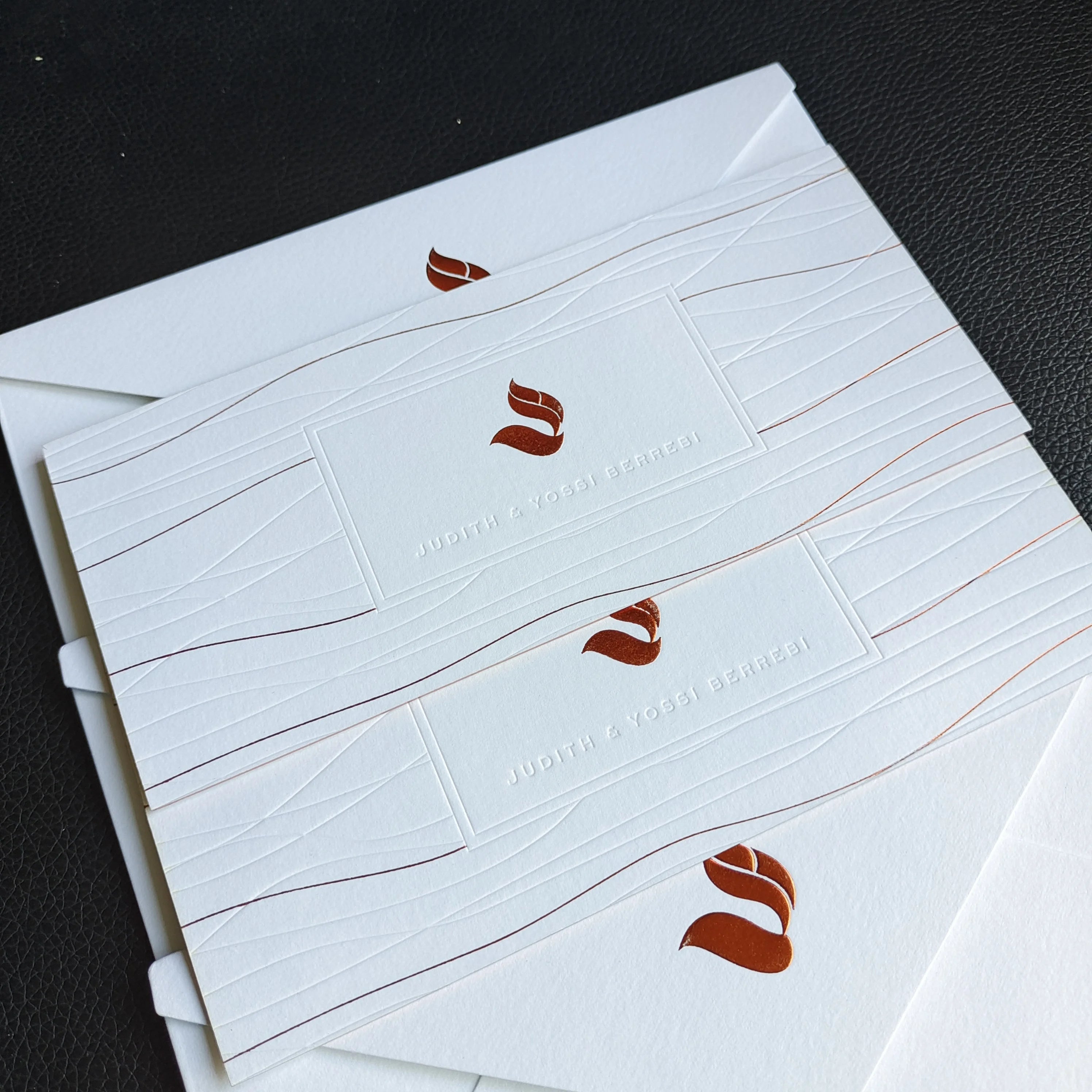 Custom Classic Gold Foil Luxury Papercraft Invitation Cards Embossed Logo Blind Deboss Text Foil Edge Paper Envelopes for Events
