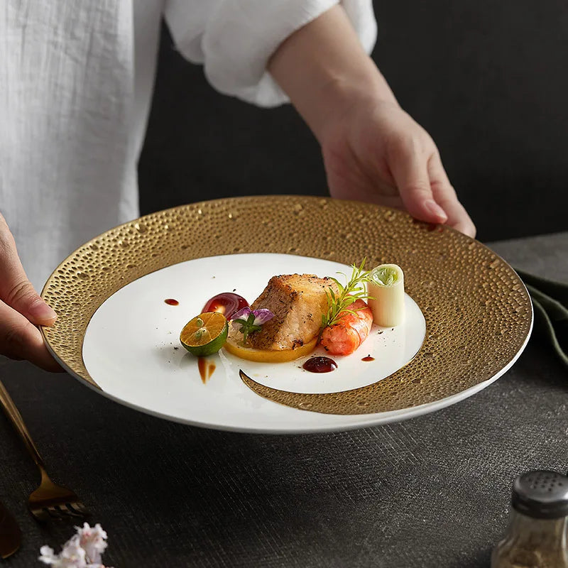 Kaiwoo HoReCa Eco-Friendly White Ceramic Nordic Porcelain Flat Dinner Plates Gold Rim Dinnerware Set for Wedding Restaurant Use
