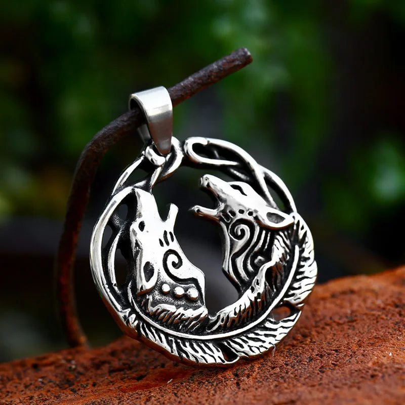 SS8-941P New Fashion Stainless Steel Viking Double Wolf Pendant for Men Feather Necklace Vintage Retro Jewelry Gift Wholesale