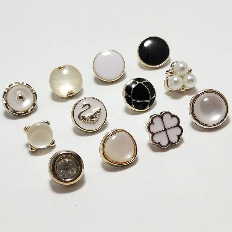 Dress Shirt Buttons Decorated With Plastic Pearlescent Buttons and Pearl Buttons