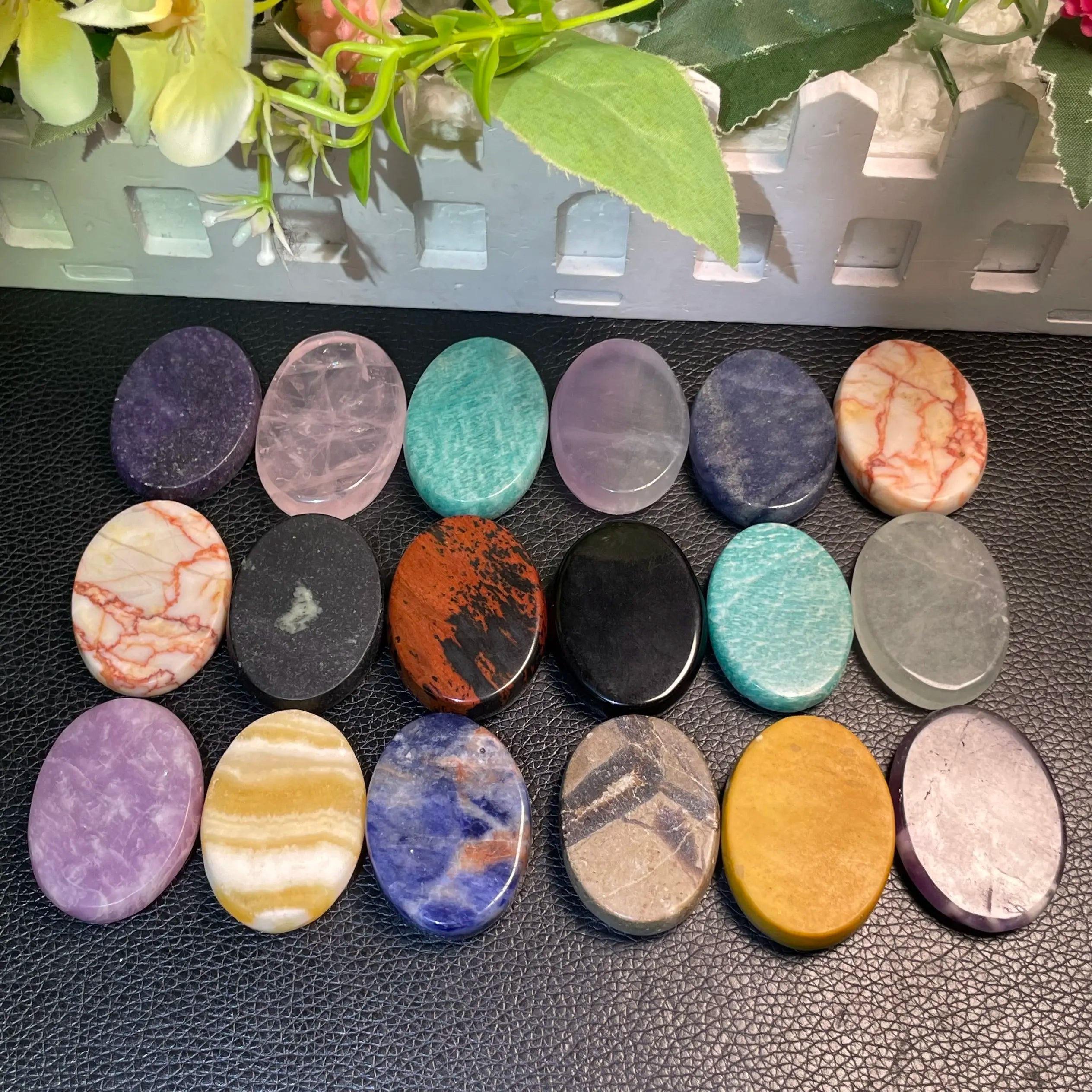 Bulk Natural Crystal Amethyst Flat-Bottom Palm Stone Rose Quartz Polished Handheld Stones for Meditation