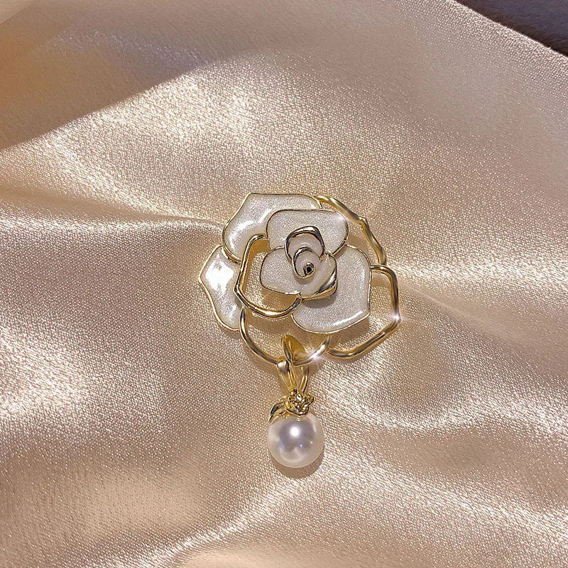 Luxury Camellia Brooch Fashion Pearl Brooch Trendy Hollow Flower Pins Ladies Suit Dress Coat Corsage Jewelry