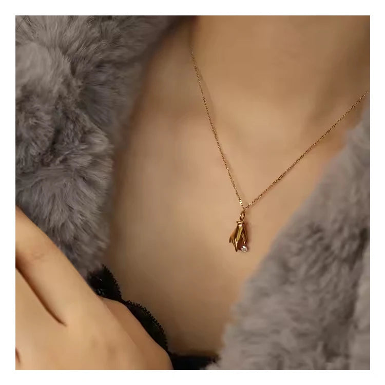 Chris April Fashion Jewelry Personality 316L Stainless Steel PVD Gold Plated Hand Pendant Necklaces with Zircon