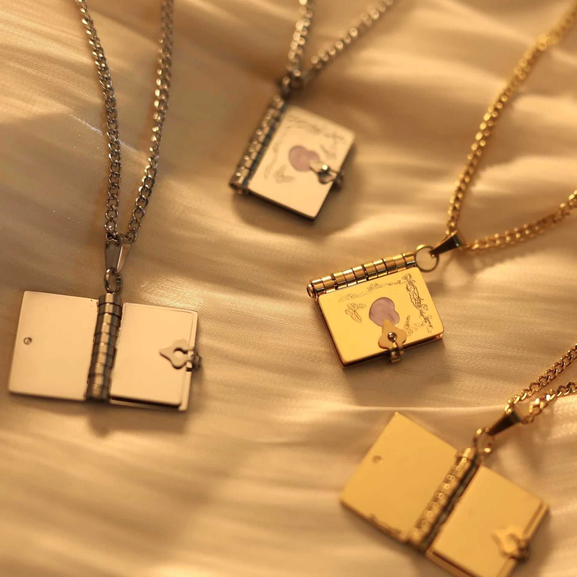 Valentine's Day Commemorative Butterfly-Heart Openable Photo Box Color-Preserving Book Love-Themed Fashionable Chains Necklace