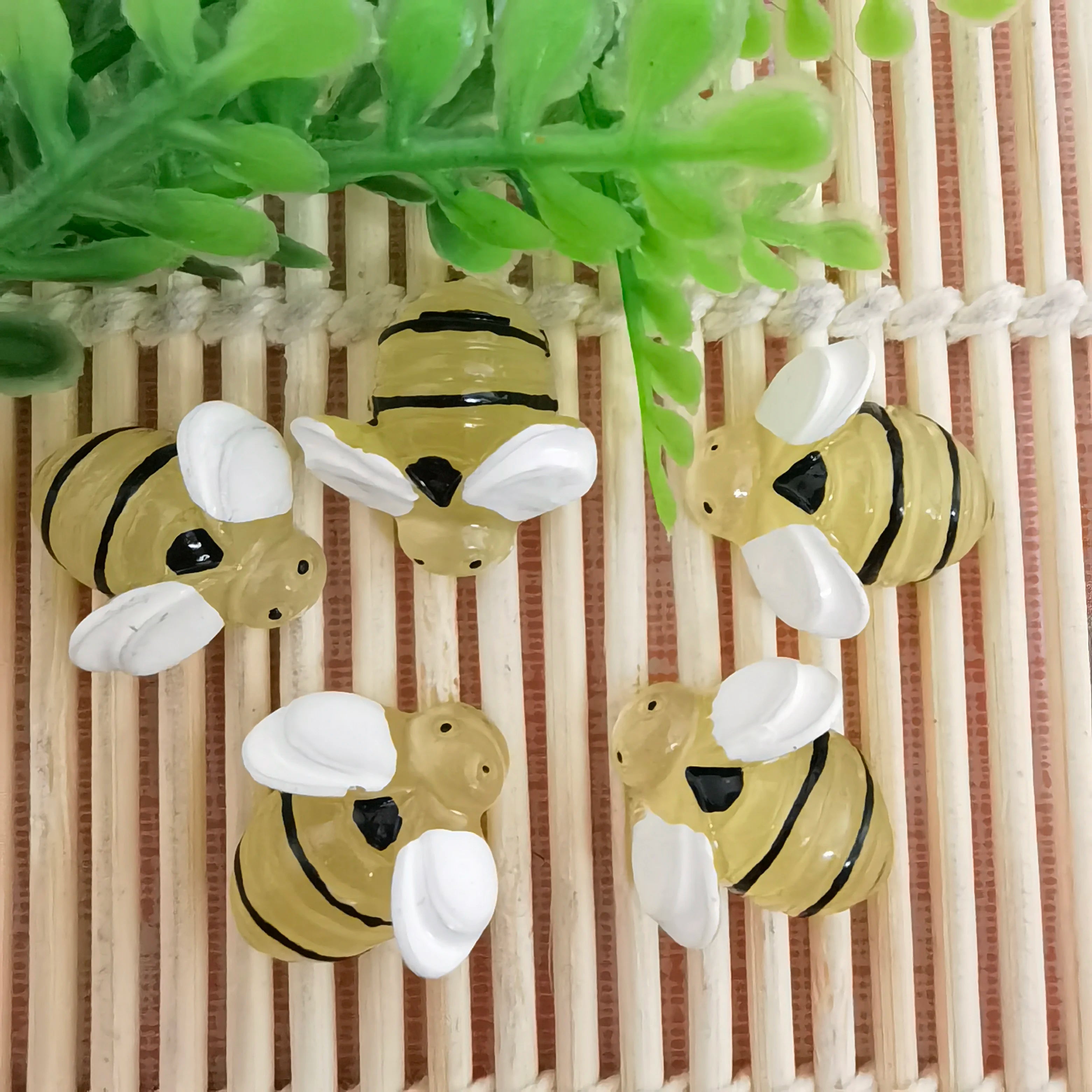 Hot Selling 100Pcs Spring Summer Season Animals Yellow Bee Flatback Resin Cabochons for Scrapbooking Phone Case Home Party Decor