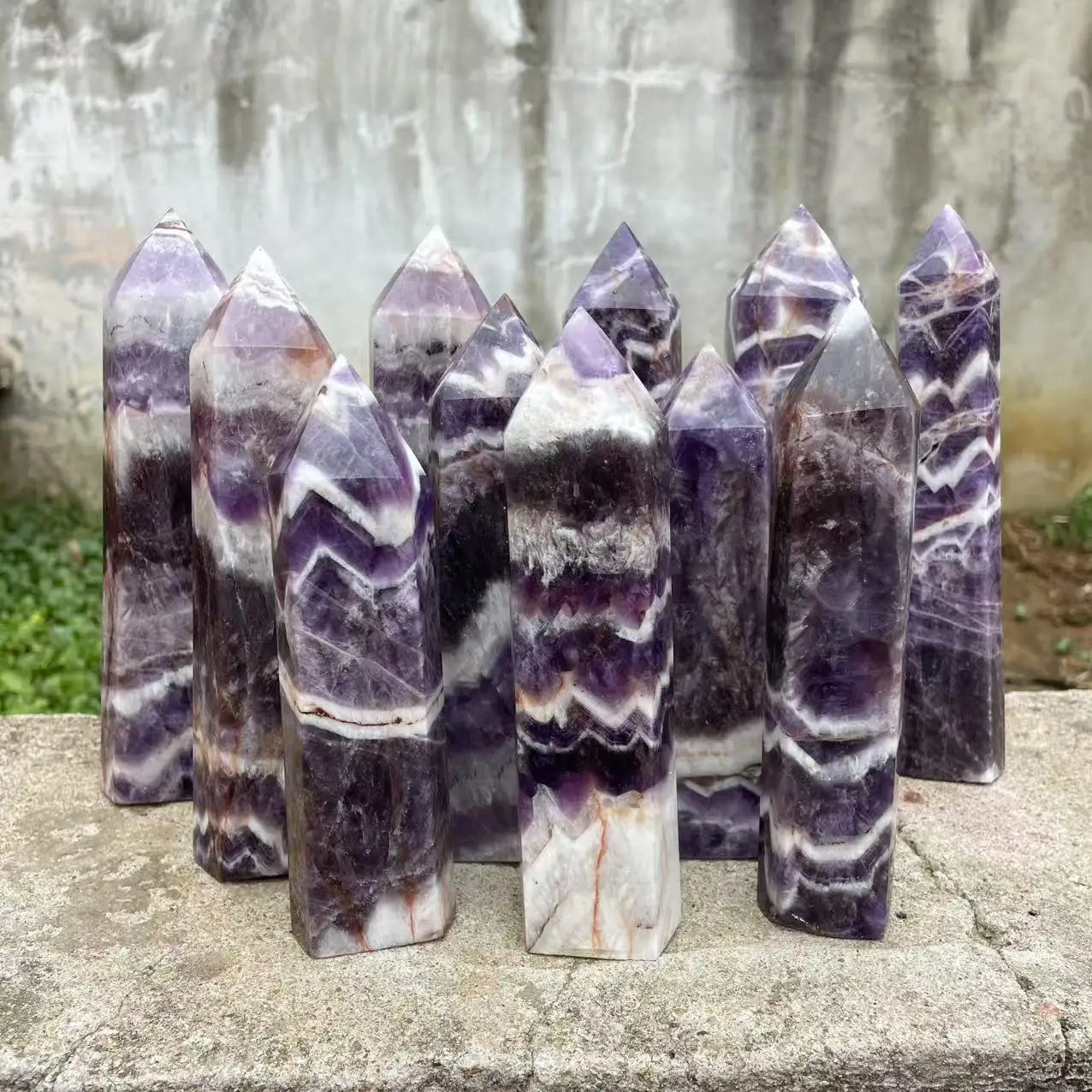Natural Dreamy Amethyst Column-Shaped Polished Feng Shui Souvenir Mascot for Home Decor for Carving and Display