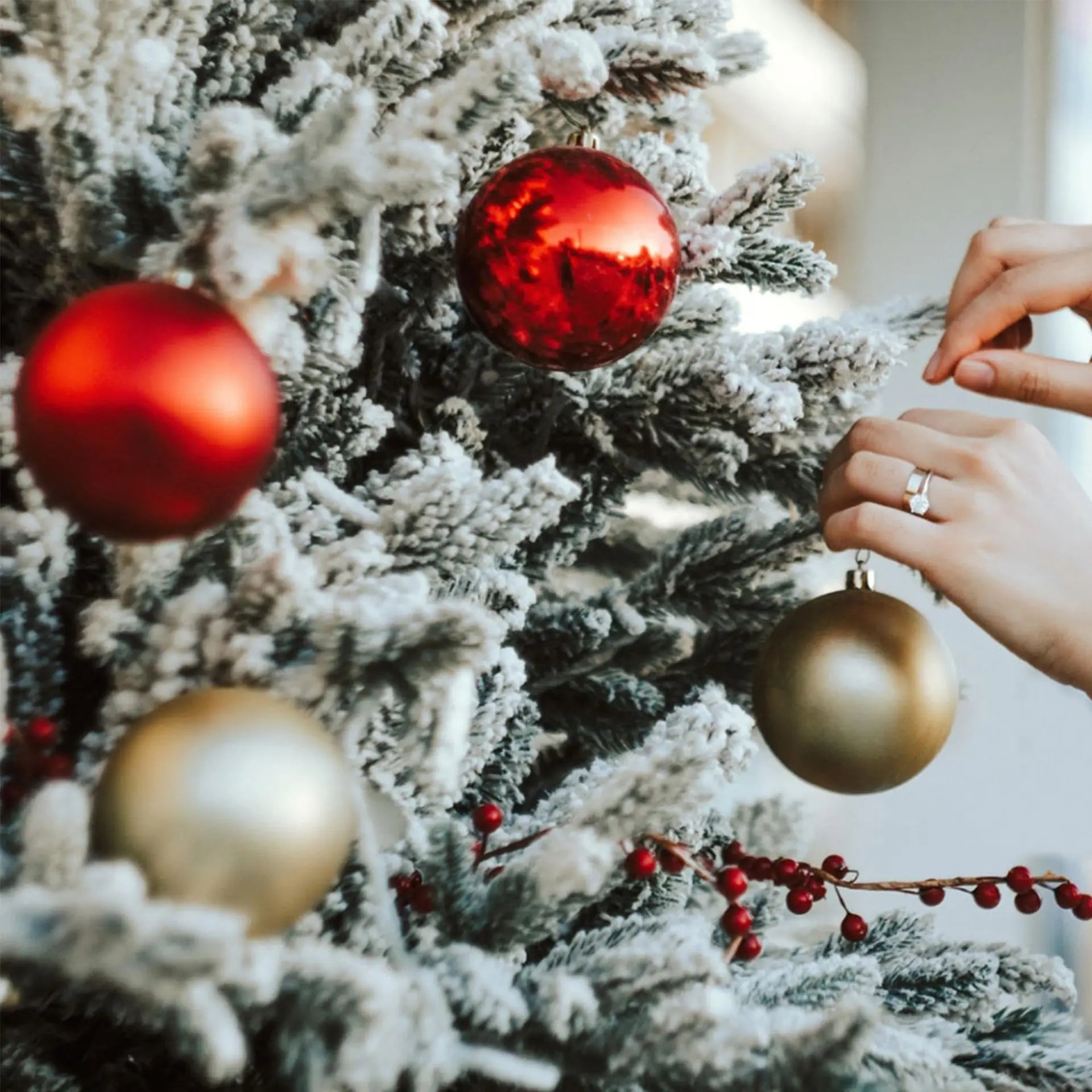 Factory Price 5cm Shatterproof Christmas Ball Ornaments Gold Plastic Hanging Decorations for Christmas & Party Tree