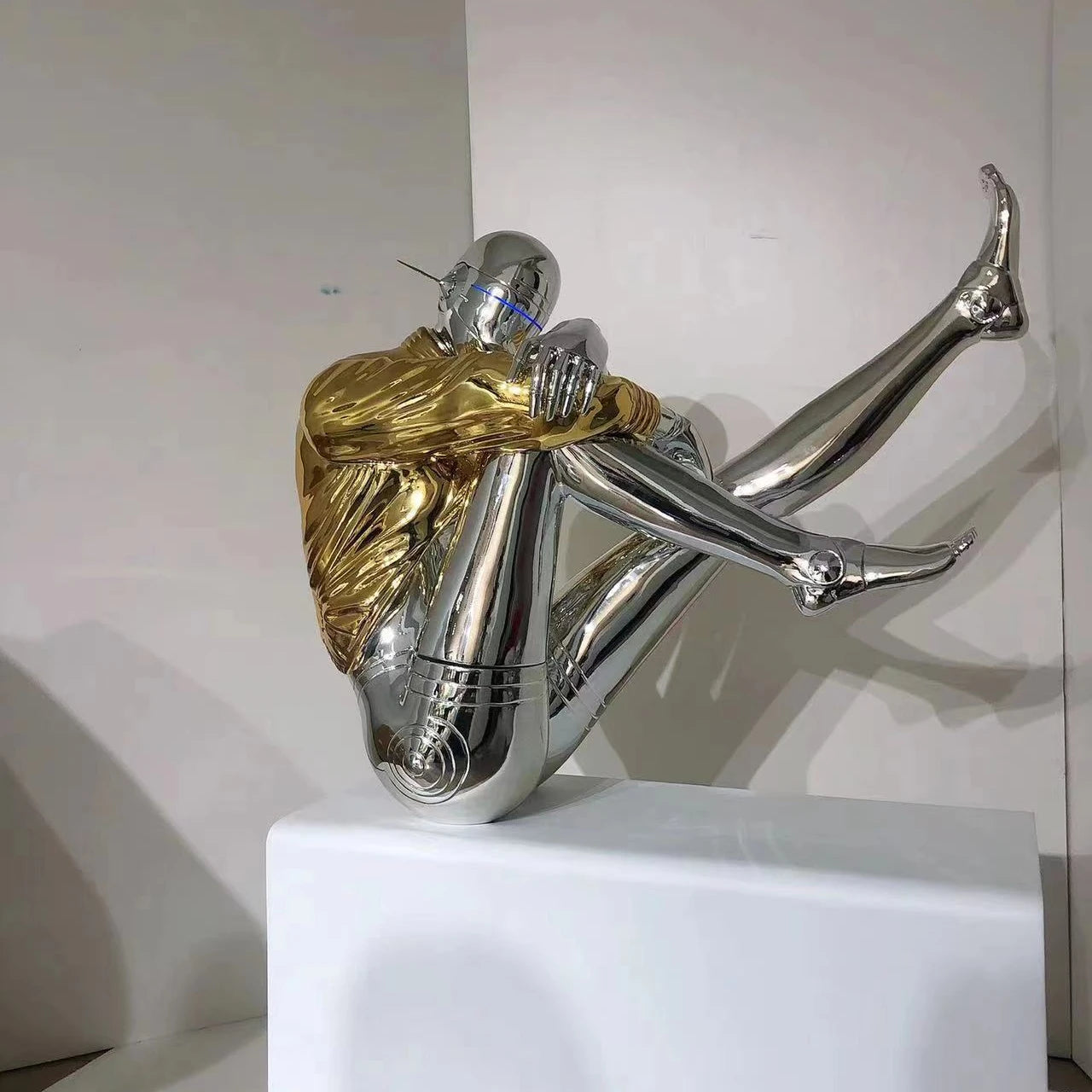 Art Gallery Hand Made Resin Statue Good Quality Mirror Shinny Finish Large Size Artwork Port Art Statue Decoration Sculpture