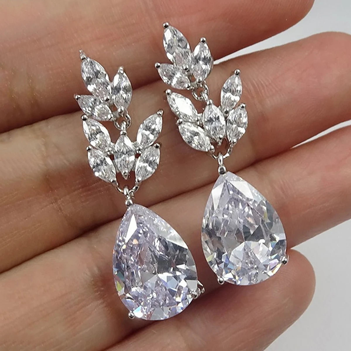 Huitan Luxury Bridal Wedding Earrings for Exquisite Water Drop Design Bling Bling 3A Zircon Silver Plated Women Pendant Earrings