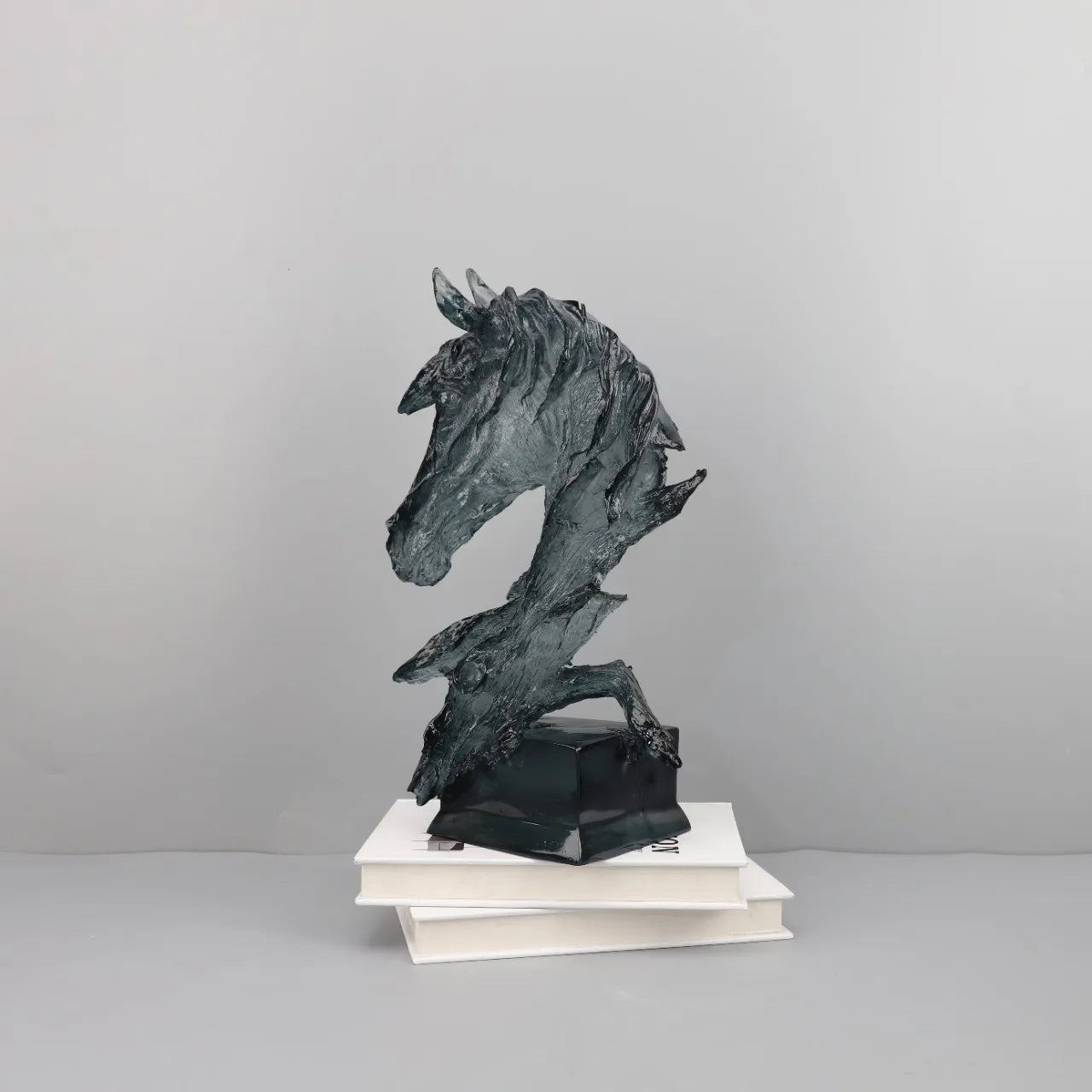 Transparent Dark Green Resin Animal Horse Head Sculpture Hand-painted Artistic Home Decor Living Room Study Ornament