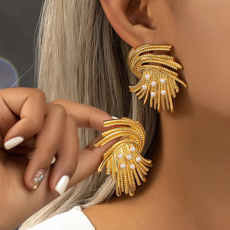 2024 New Arrival Fashion Jewelry French Retro Gold Pearl Metal Earrings Simple 18k Gold Plated Stud Pearl Earrings for Women
