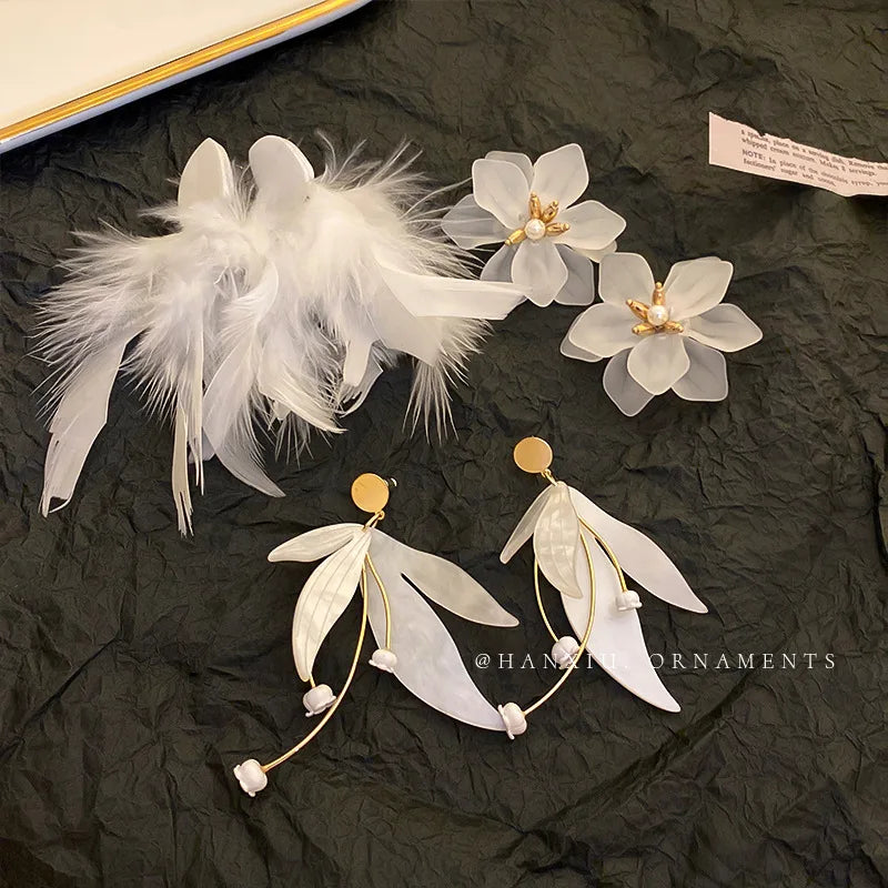 Wholesale Korean Luxury Women White Flower Feather Tassel Stud Fashion Jewelry Earrings
