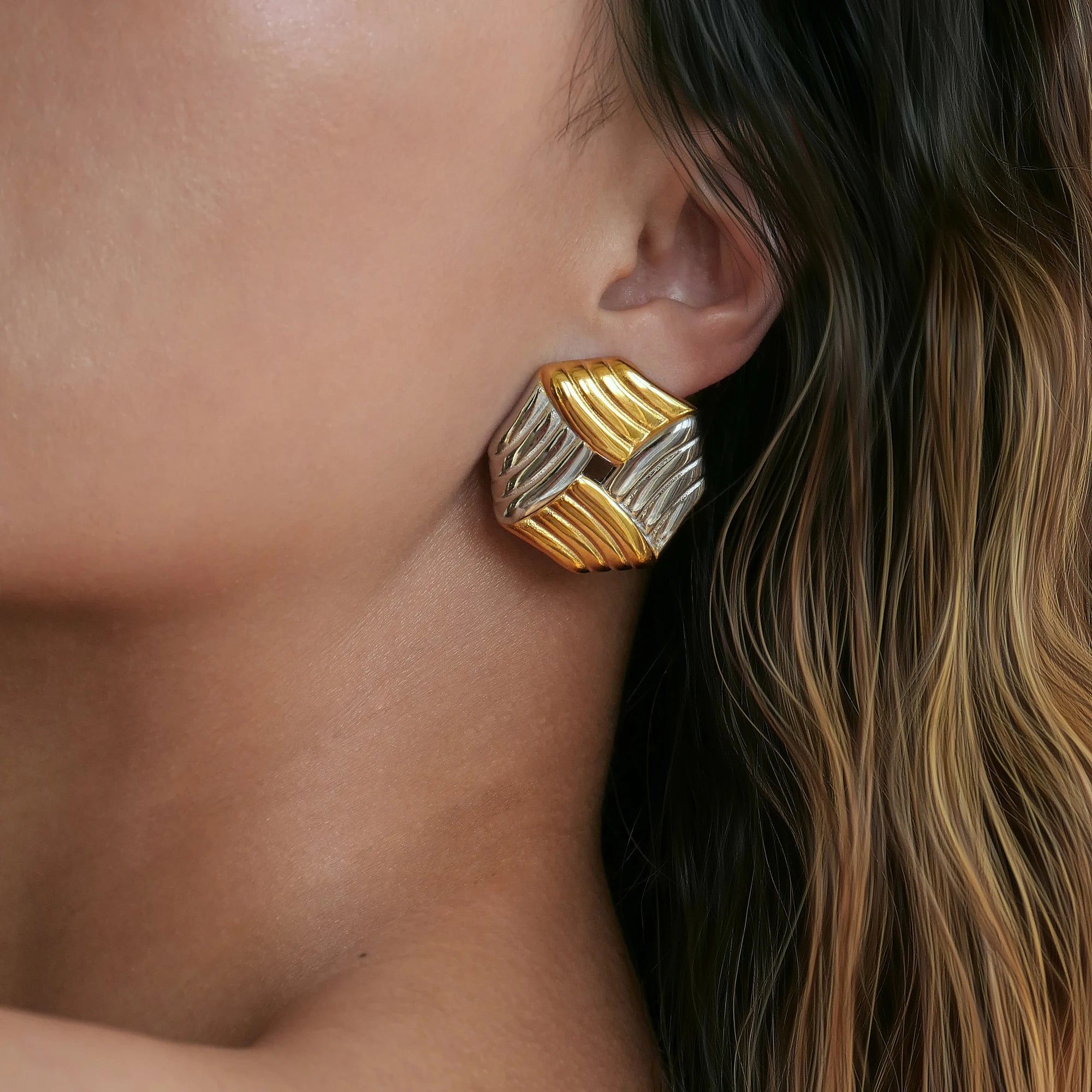 NEW ROUND STRIPED WING BREAD MIX COLOR EARRINGS Dazan New Ins Trendy 18k Pvd Gold Plated Stainless Steel ACTOR PROP JEWELRY