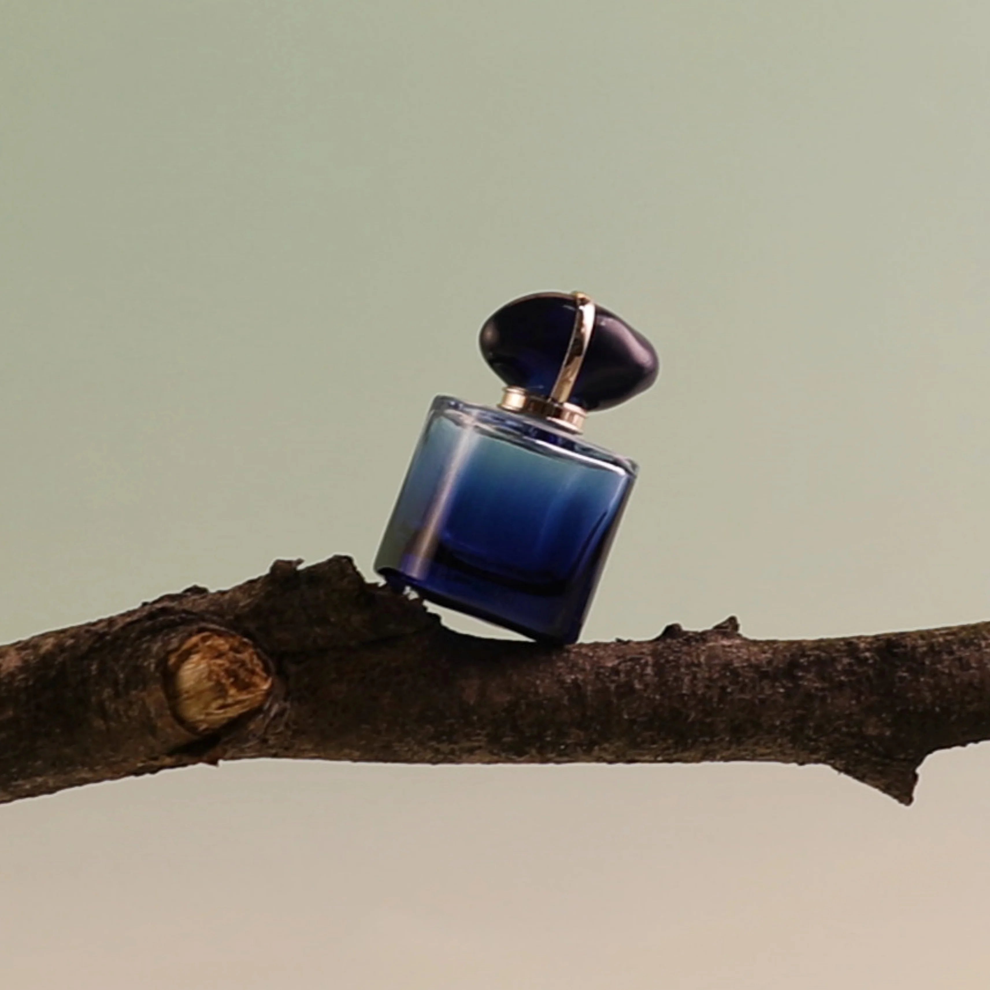 Wholesale Simple Design-8ml Mini square Blue Transparent Empty Perfume clear Fluted Spray  Bottle Glass with Lid