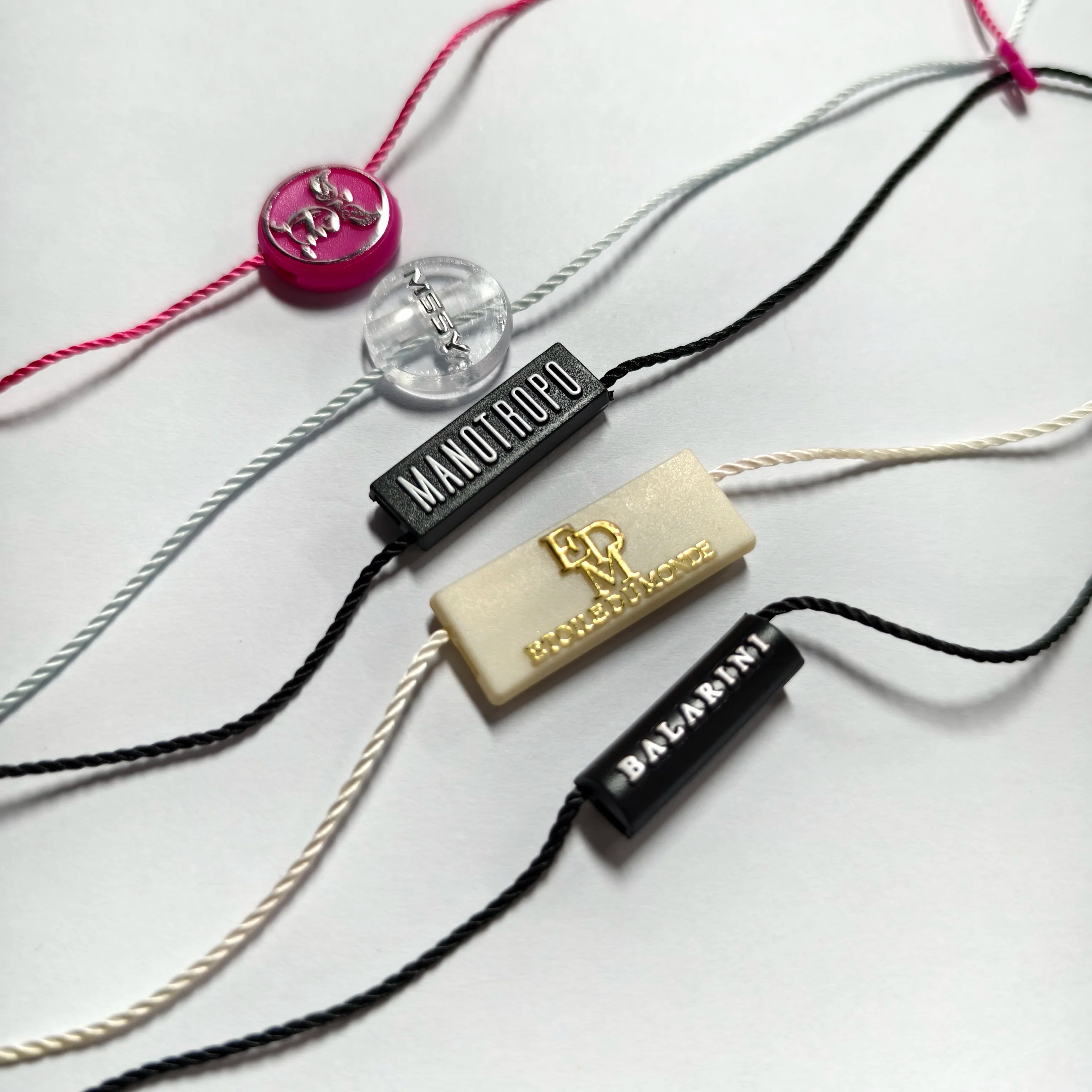 YH-ST05 New Design Factory Direct Custom Private Brand Logo Plastic Seal Lock Hang Tag String Snap Cord for Garment