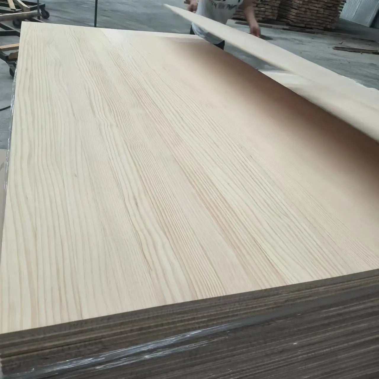 18mm Thick Radiata Pine Solid Wood Board Panels Pine Wood Edge Glued Lumber with Competitive Price