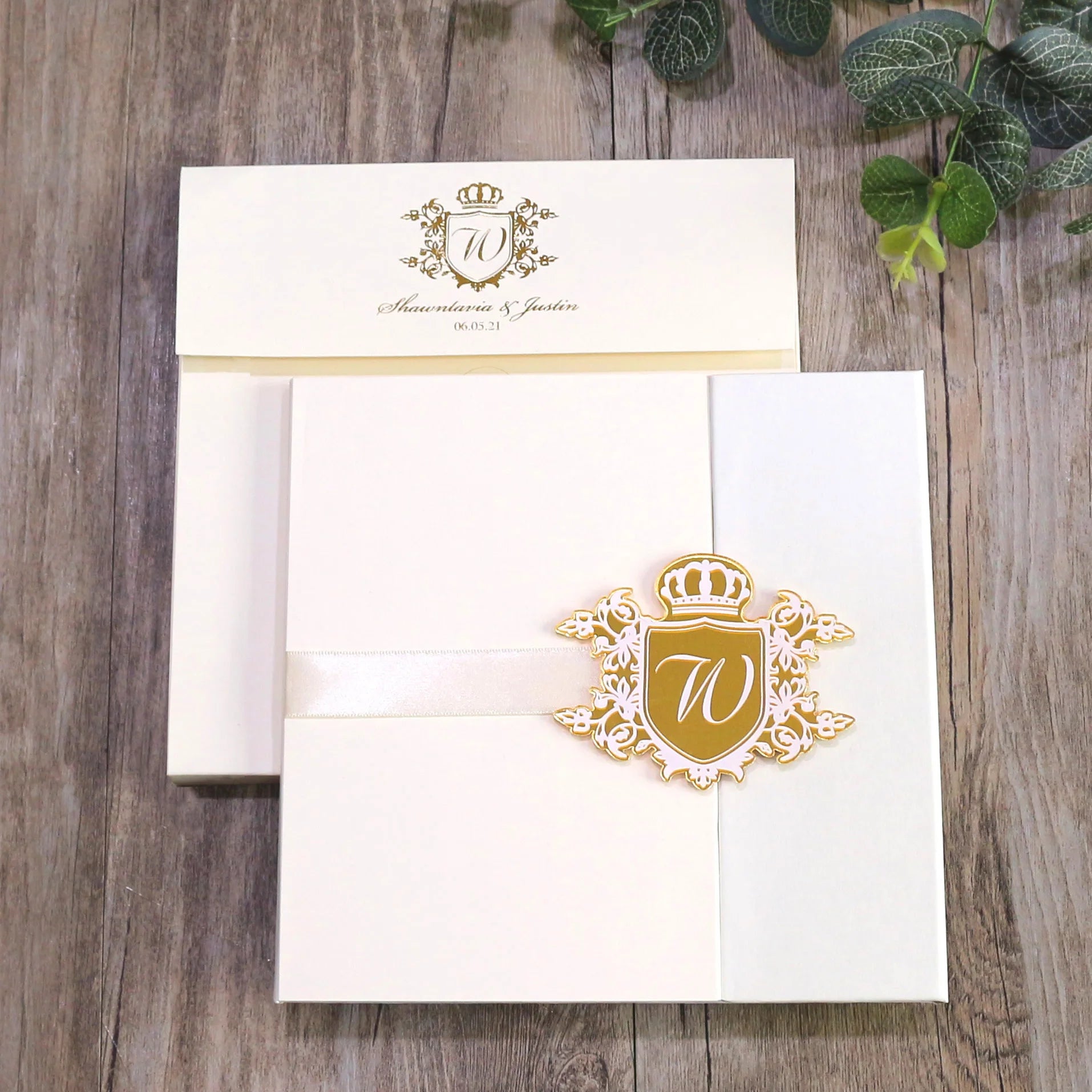 Luxury Custom Hardcover Tri-fold Booklet Wedding Invitation with Gold Mirror Acrylic Buckle Ribbon Pocket Envelope