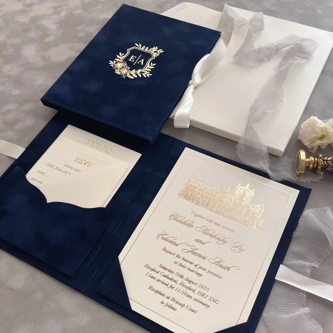 Custom Hardcover Wedding Invitation Luxury Navy Blue Velvet Envelope and Elegant Gold Foil Stamping Gatefold Booklet Invitations