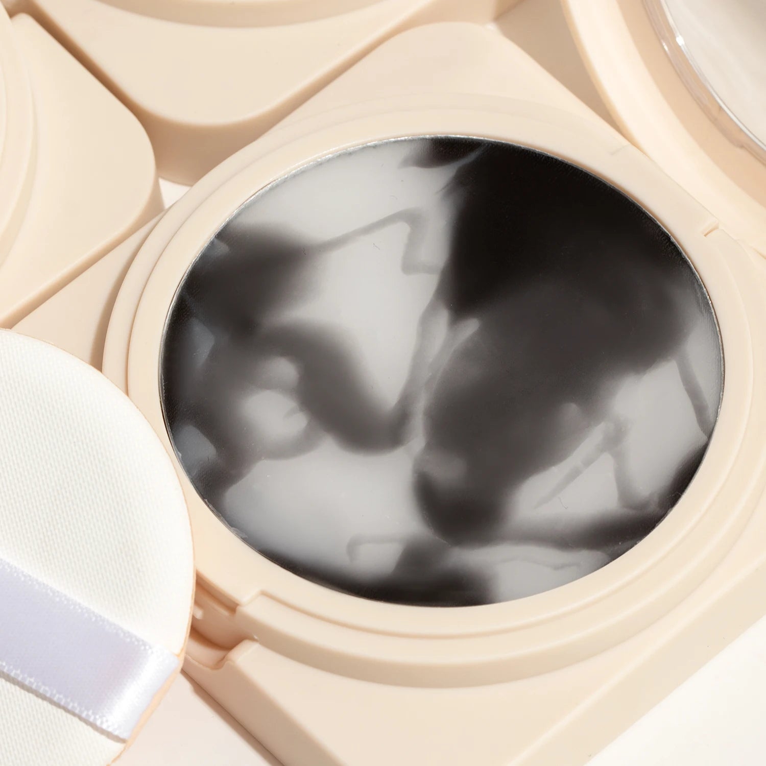 Wholesale Lightweight Long Lasting Oil-Control Press Setting Powder Make up Smooth Face  Blurring Setting Powder  Custom Logo