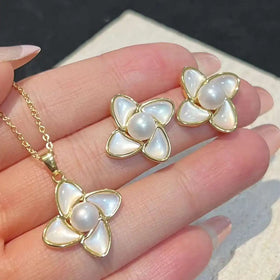 Women's Natural Freshwater Pearl Necklace Earrings Set Sea Shell Four Leaf Grass Inlaid Gold for Gift 2-Piece Pearl Jewelry Set