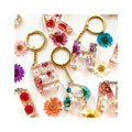 Fashionable Real Flower Keychain Handmade Resin 26 Letters Pendant Keychains Gift for Friends