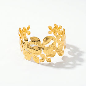 QIAOREN 12705 Vintage Overlapping Clover Floral Cutout Wide Cuff Bangle Hypoallergenic Stainless Steel Gold Bracelet Bridal Gift