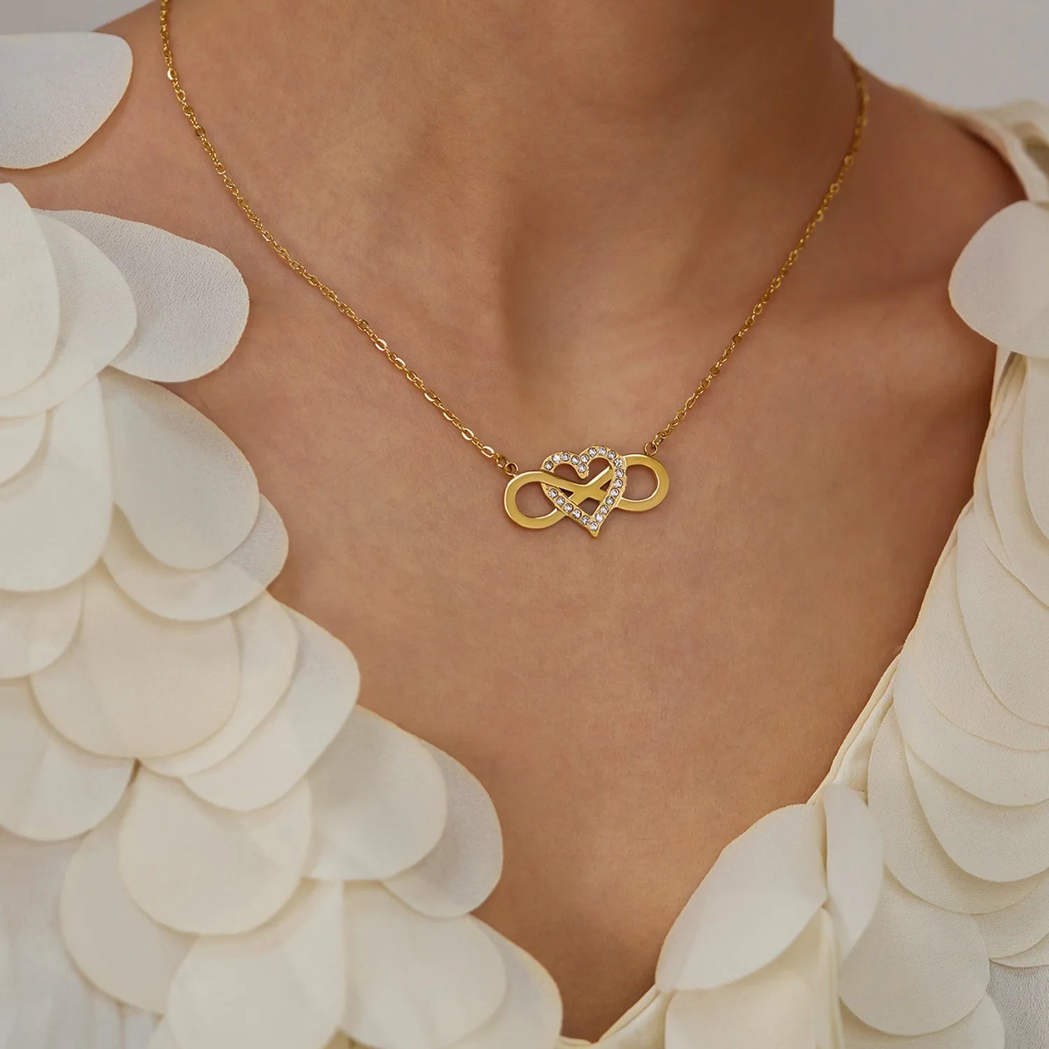 Wholesale Trendy Woman's Fashion Jewelry Love Heart Shaped 8 18K Gold Plated Diamond Pendant Necklace with Zircon Stone Gift