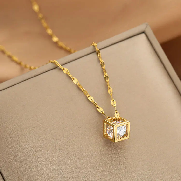 Fashion Gold Stainless Steel Hollow Crown Cube Pendant Necklace Creative Beating Heart Movable Clear Crystal Diamond Necklace