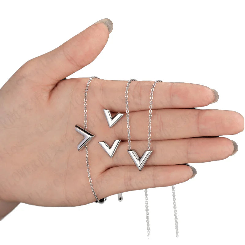 2025 Stainless Steel Simple V Necklace Bracelet for Women Letter Pendant Chains for Marketing Friendship Gifts Collier Femme