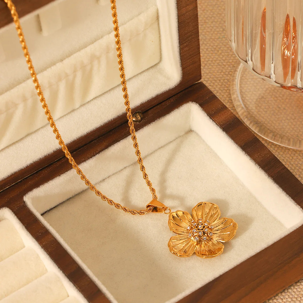 High Quality Jewelry 18k PVD Gold Plated Stainless Steel Texture Flower Zircon Women Pendant Necklace