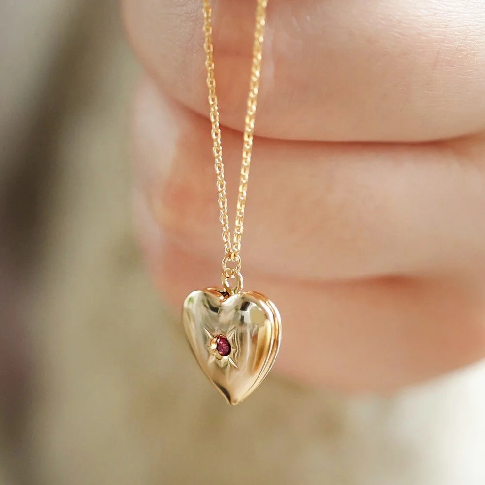 Dina Women Hot Selling Engrave Gold Plated Heart Locket With Birthstone Necklace Custom Picture Pendant for Friends Gifts